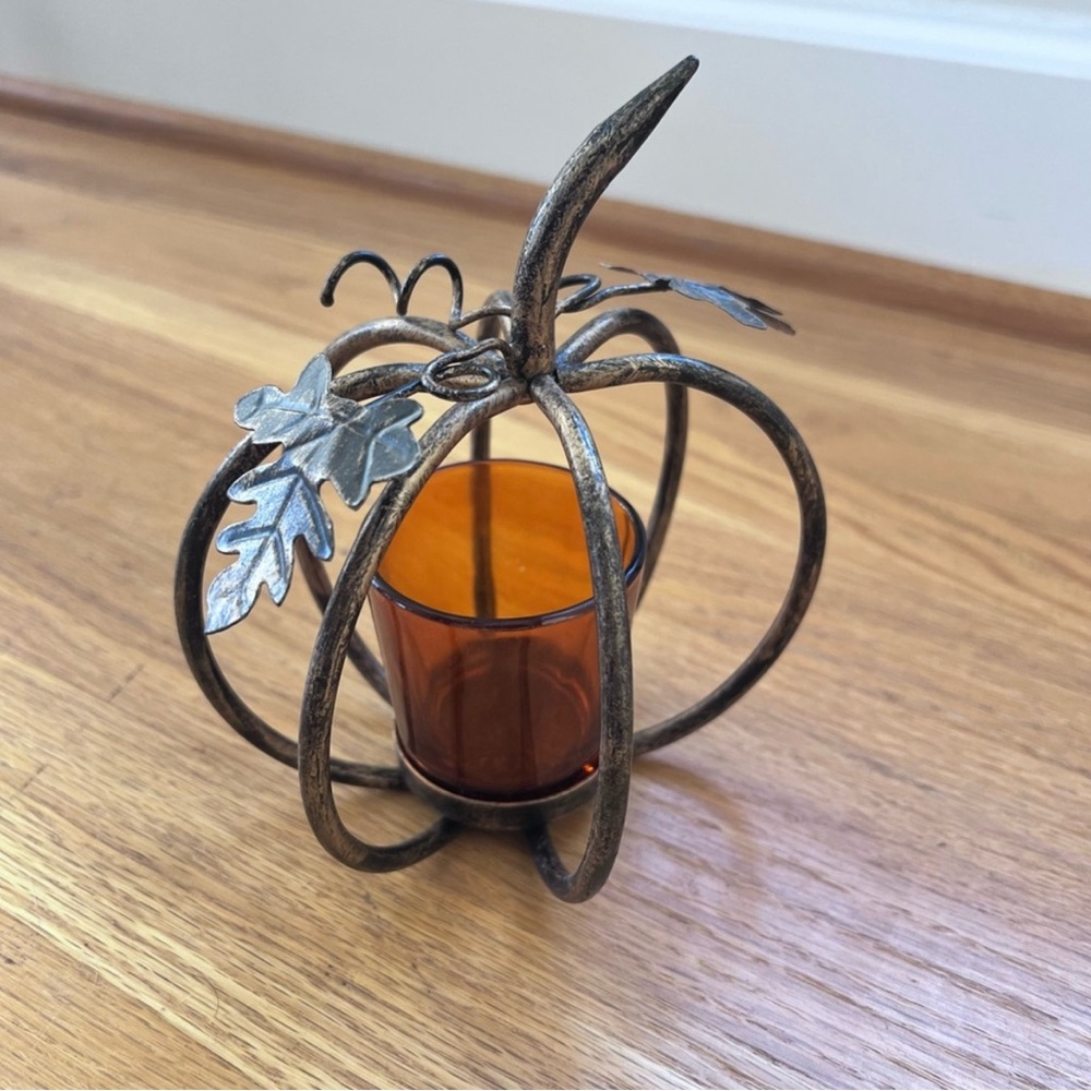 🍂 Rustic Metal Pumpkin Candle Holder – Fall & Halloween Decor 🍂 - Picture 2 of 5